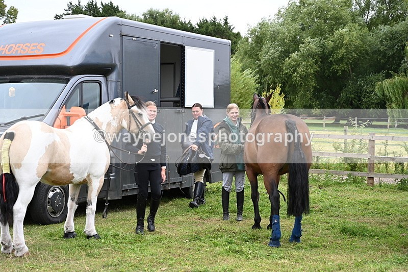 WJ6_2826 - Berks & Bucks - The Old farmhouse - Hound Exercise 20-08-25