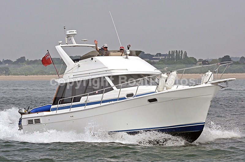 160528 BAYLINER Y92A6690 - Flybridge Cruisers