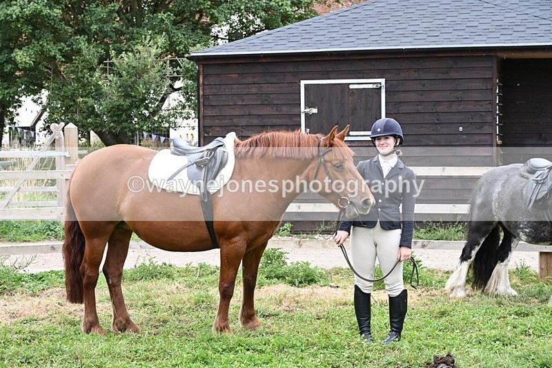 WJ6_2880 - Berks & Bucks - The Old farmhouse - Hound Exercise 20-08-25