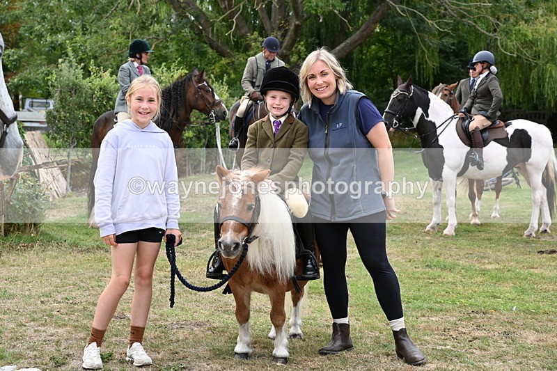WJ6_3733 - Berks & Bucks - The Old farmhouse - Hound Exercise 20-08-25