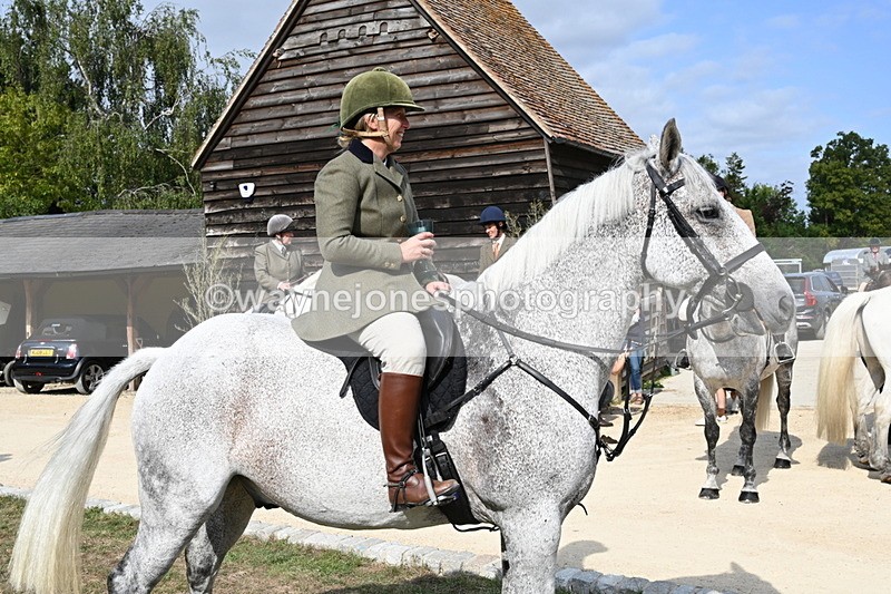 WJ6_3248 - Berks & Bucks - The Old farmhouse - Hound Exercise 20-08-25