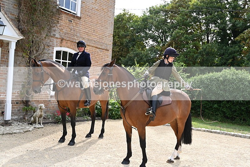 WJ6_3462 - Berks & Bucks - The Old farmhouse - Hound Exercise 20-08-25