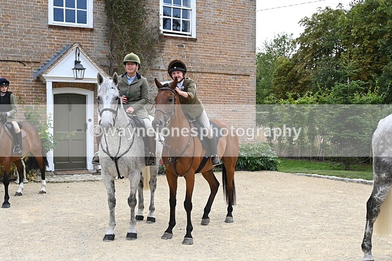 WJ6_3635 - Berks & Bucks - The Old farmhouse - Hound Exercise 20-08-25