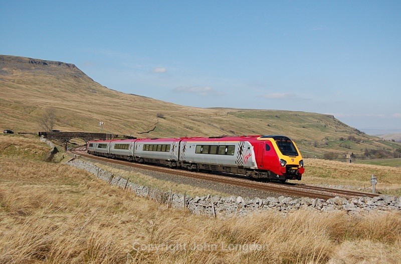 JL - 10.4.11 221101 1M91 10.45 Glasgow - Birmingham Ais Gill - Ais Gill (road bridge southbound)