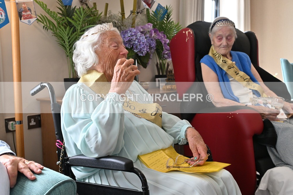 AM3_1154 - Iris and Betty.