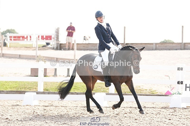 250817-094821-07244 - 090-Sarah.GoddardSaris.Fingers.Crossed