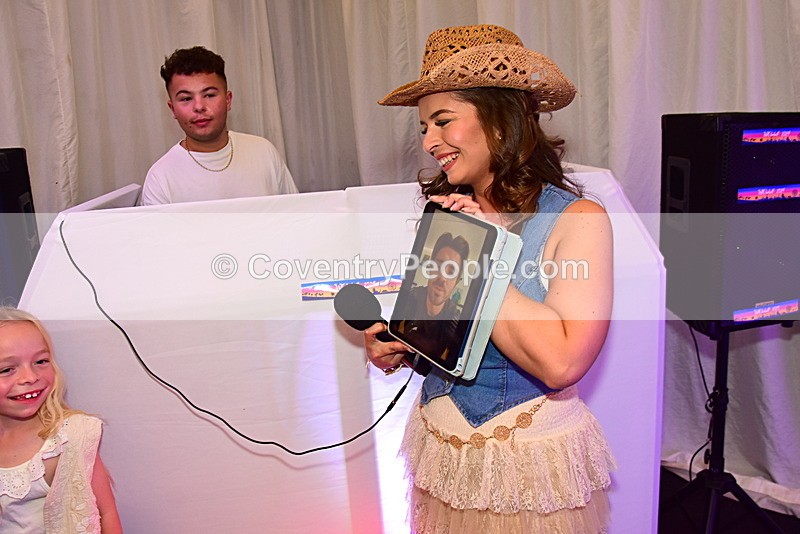 CON-640 - Joey and Ella