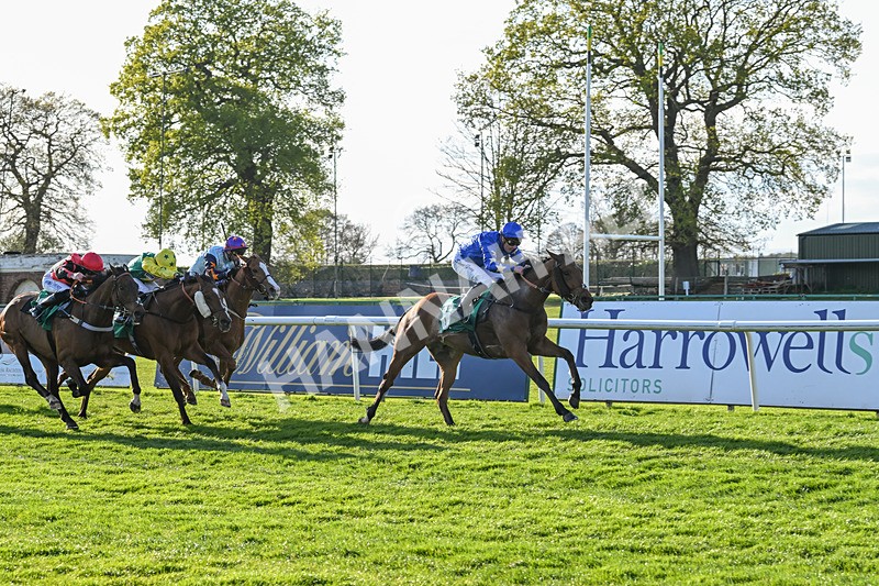 220425-Race 4-Jez Bomb-9101 - Race 4