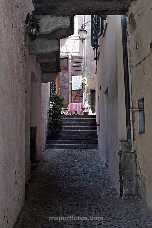 Patio table in Orta - Travel, city/land scapes