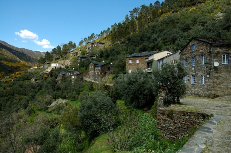 Side street view - Piódão