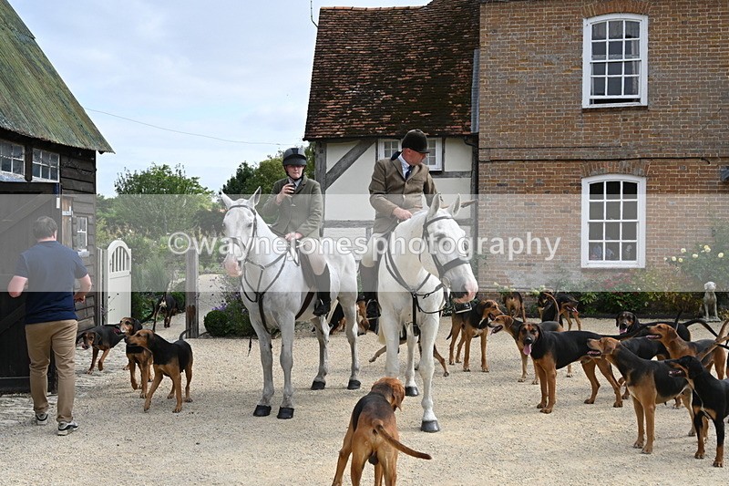 WJ6_3378 - Berks & Bucks - The Old farmhouse - Hound Exercise 20-08-25