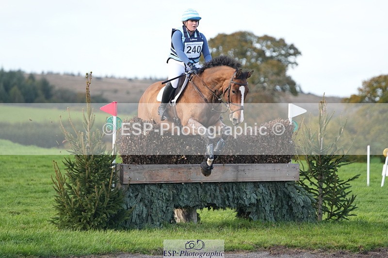 251024A-153144-14458 - C-240-Issy.Hollidge