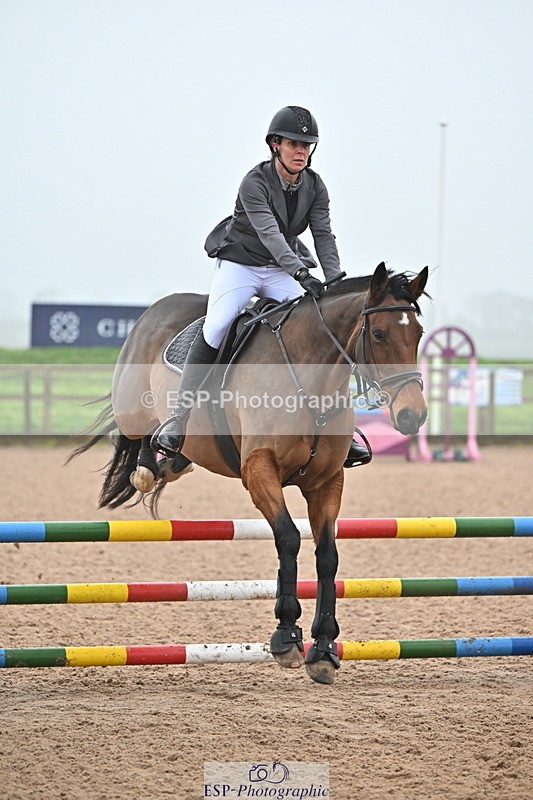 241103A-105701-06810 - SUN Cls 18 British Novice and 90cm Open