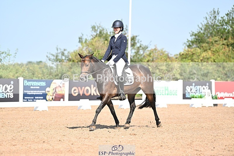 250816-110015-03262 - 090-Sarah.GoddardSaris.Fingers.Crossed