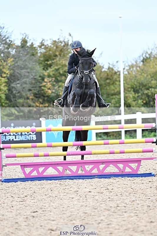 251015-130834-00497 - Cls 4 Newcomers and 1.10m Open