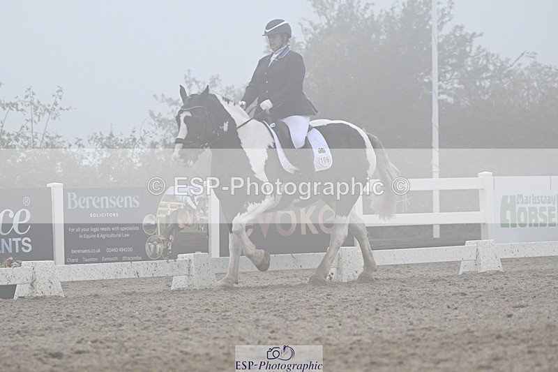 250907-150130-09006 - 106-Lucy.HamblettGalliano.Gold.Dust