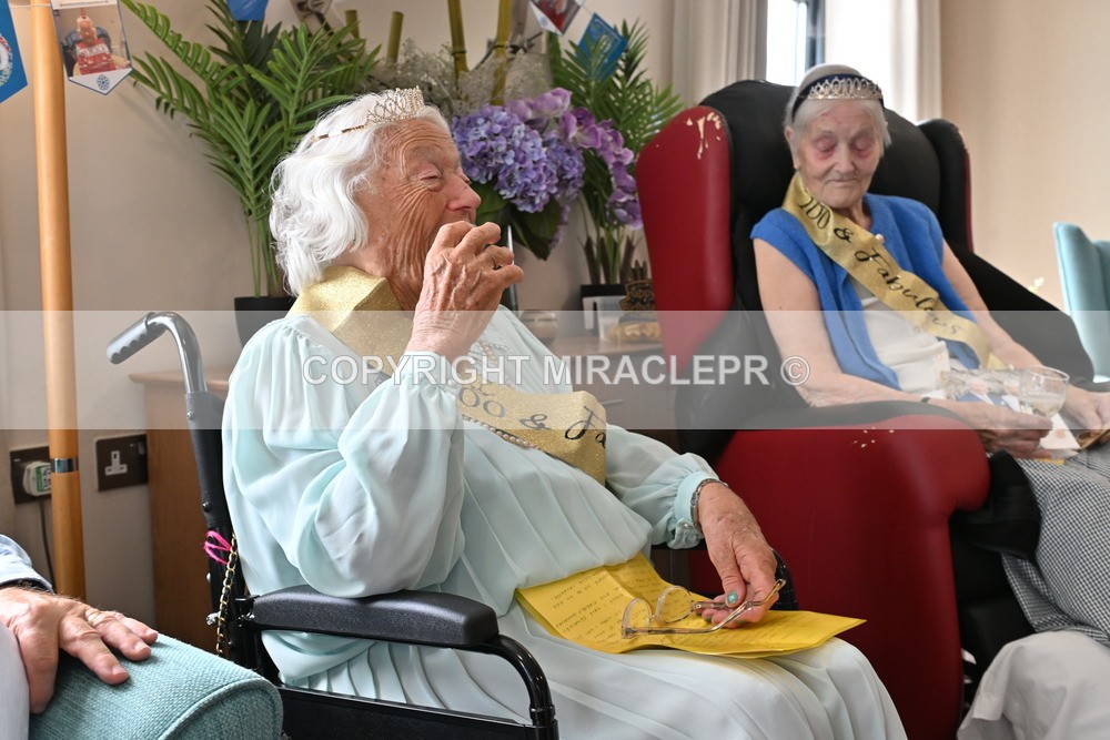 AM3_1153 - Iris and Betty.