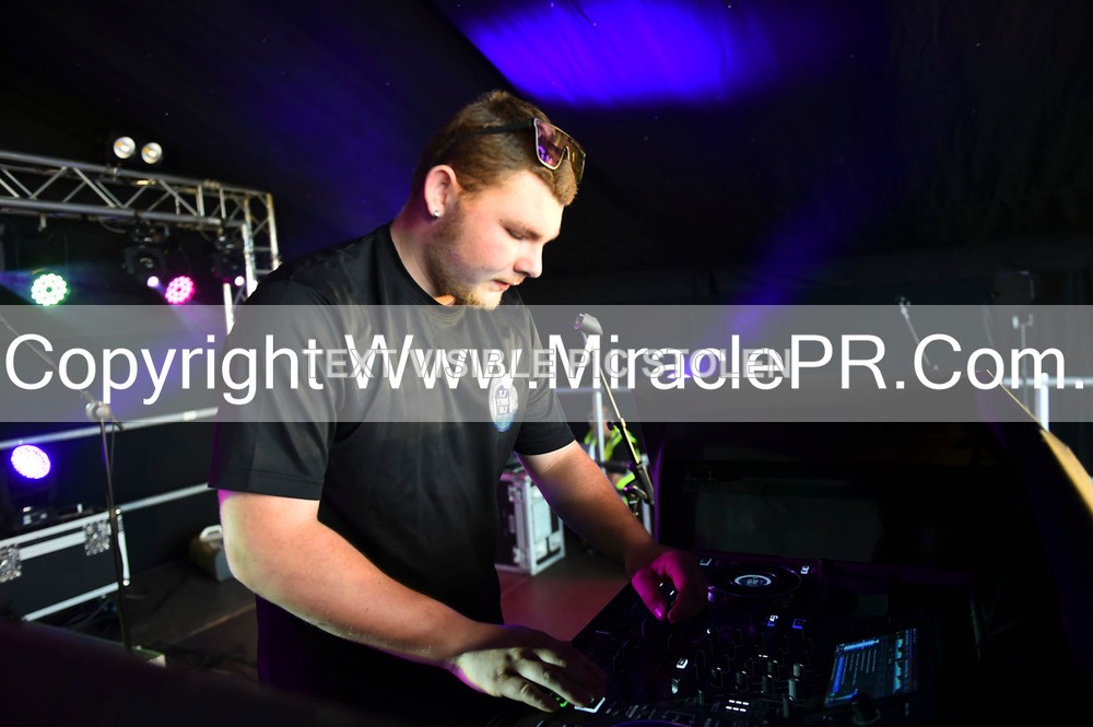 SH4_9962 - Tj the DJ