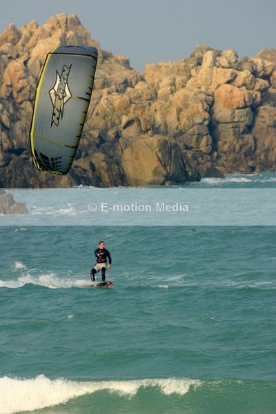 LA010407-1 - Kite Surfing