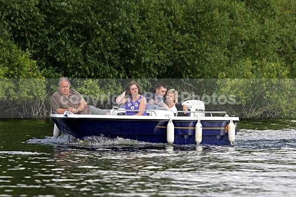 090704 BLUE SPEEDBOAT YELLOW STRIPE IMG_1928 - HENLEY REGATTA  SATURDAY 4th JULY 2009
