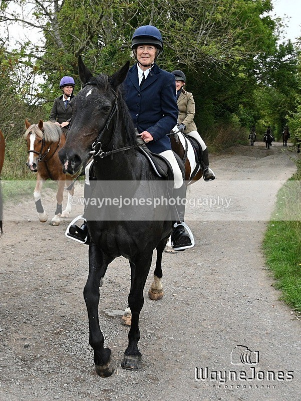 WJ7_0912 - Berks & Bucks Hound Exercise Blewbury 13-09-26