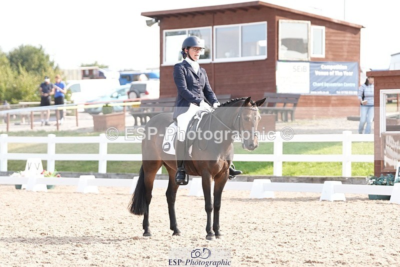 250817-095012-07255 - 090-Sarah.GoddardSaris.Fingers.Crossed