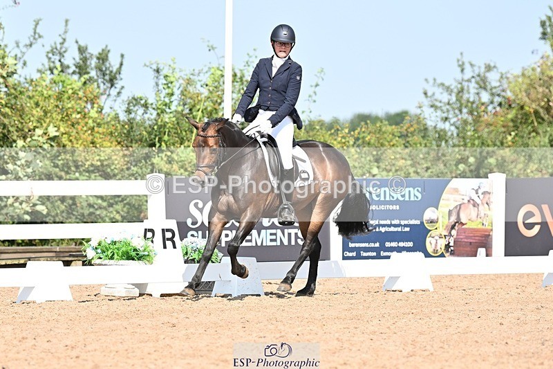 250816-110321-03289 - 090-Sarah.GoddardSaris.Fingers.Crossed