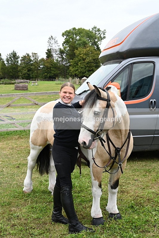 WJ6_2851 - Berks & Bucks - The Old farmhouse - Hound Exercise 20-08-25