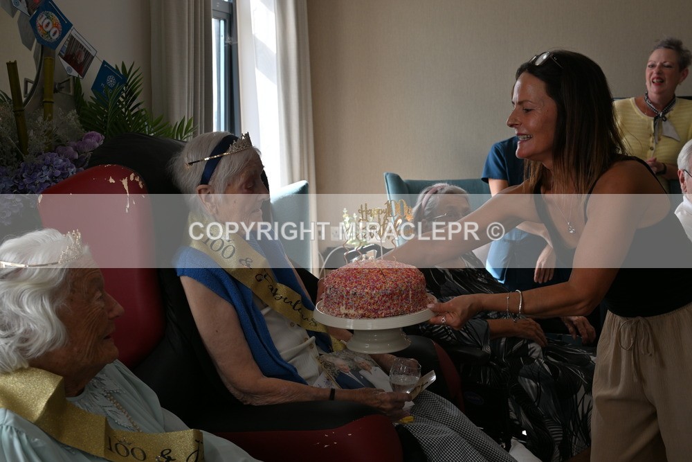 AM3_1258 - Iris and Betty.