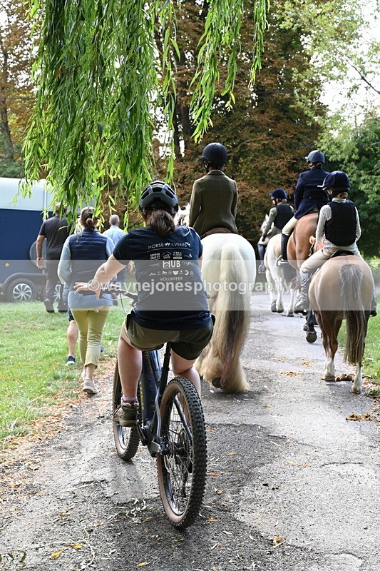 WJ6_4099 - Berks & Bucks - The Old farmhouse - Hound Exercise 20-08-25