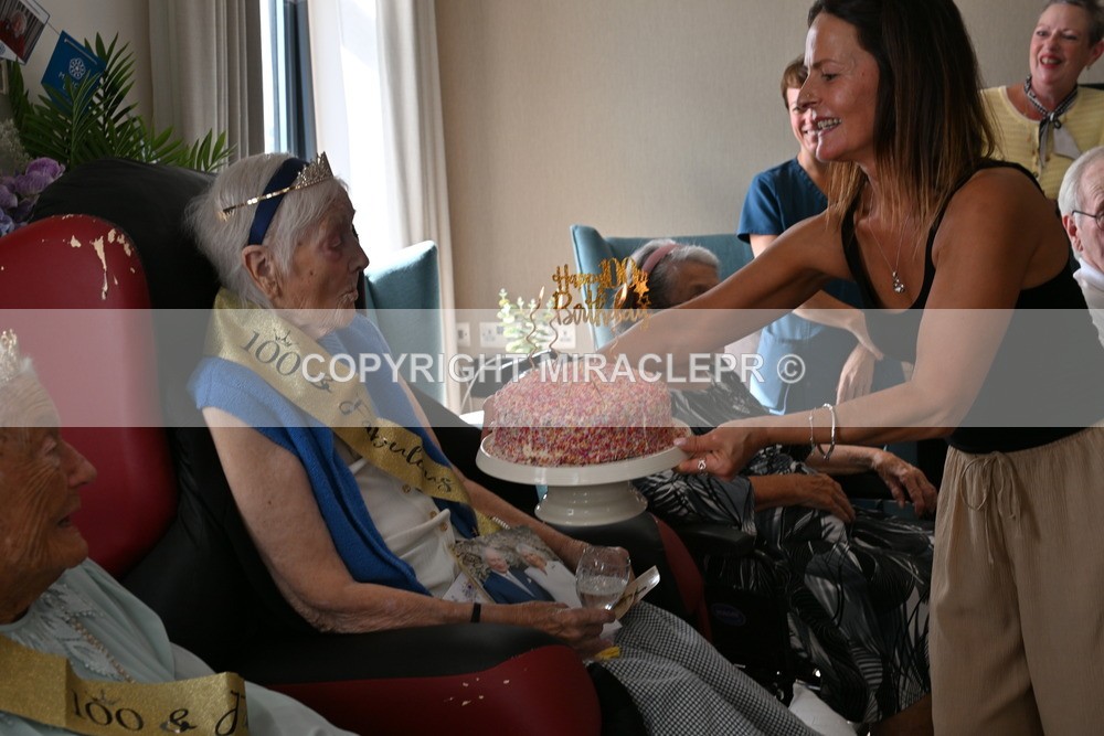 AM3_1252 - Iris and Betty.