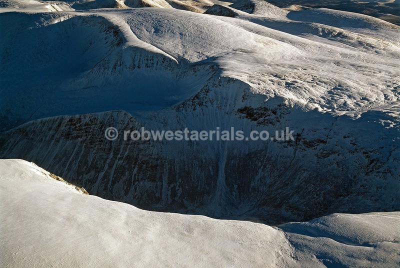 A00554C West and East ridge above Loch Einich in the Cairngorms - Mountains, hills and moors