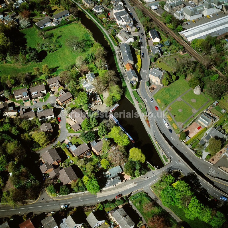 A00511B Linlithgow by the Union Canal 2004 - Settlements, infrastructure and attractions