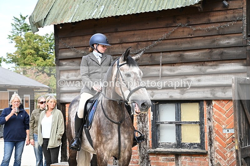 WJ6_3849 - Berks & Bucks - The Old farmhouse - Hound Exercise 20-08-25