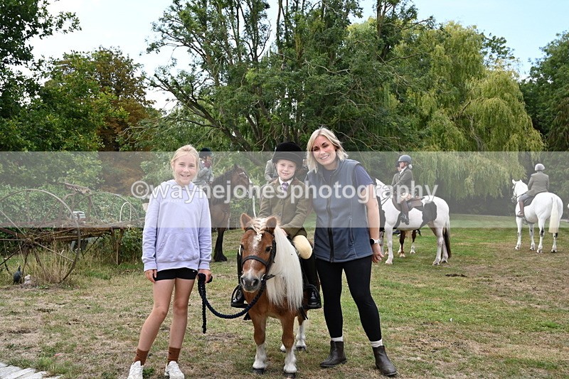 WJ6_3740 - Berks & Bucks - The Old farmhouse - Hound Exercise 20-08-25