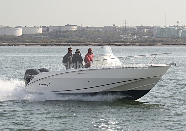 090405 BOSTON WHALER 240 OUTRA - Motorboats - Open