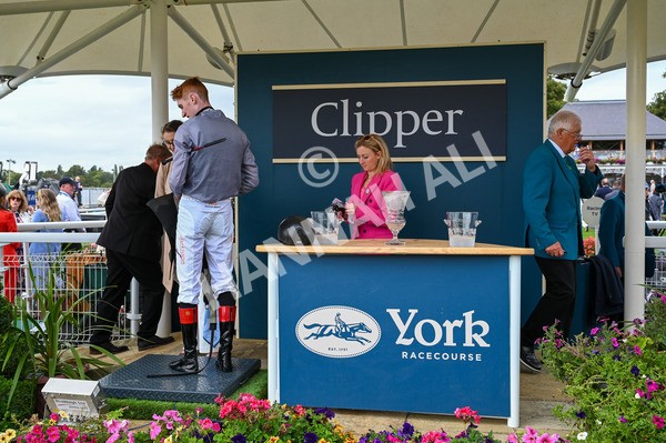 220824-Race 3-Thunder Run-6804 - Race 3 3.00pm Clipper Handicap