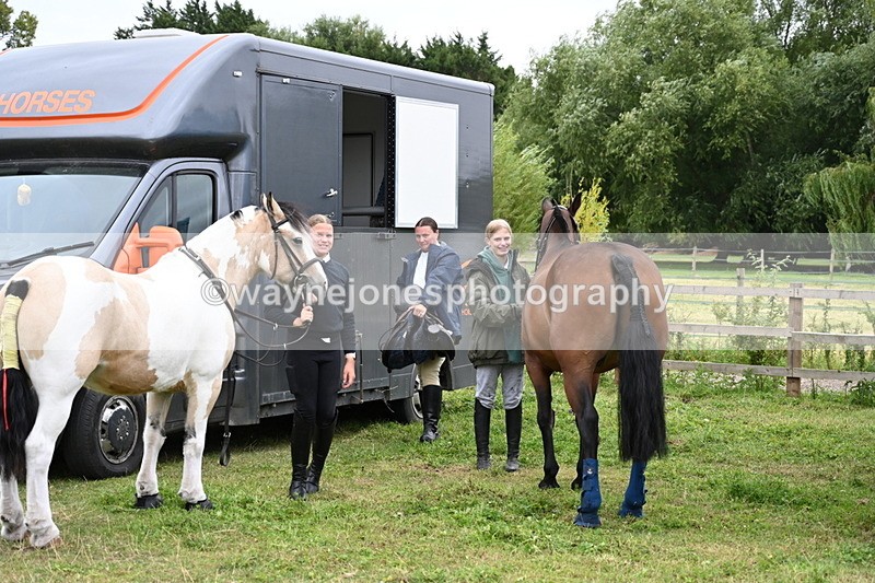WJ6_2825 - Berks & Bucks - The Old farmhouse - Hound Exercise 20-08-25