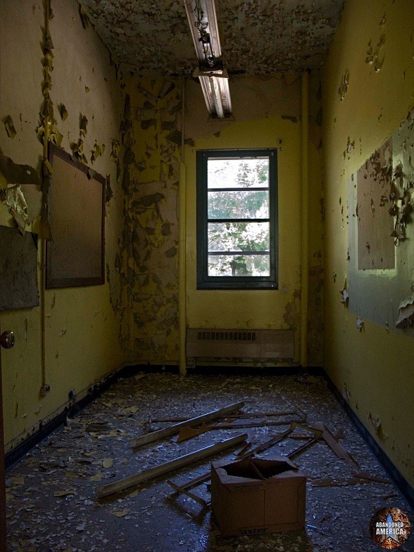 Henryton State Hospital | Peeling Yellow Room - Henryton State Hospital