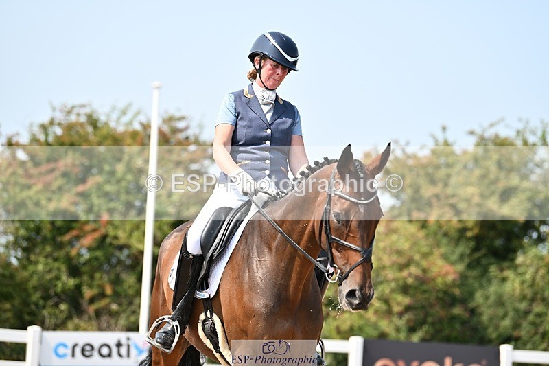 250816-131703-04642 - 092-Nikki.HandHigher.Ground