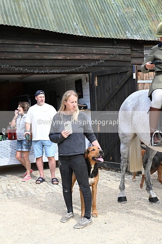 WJ6_3889 - Berks & Bucks - The Old farmhouse - Hound Exercise 20-08-25