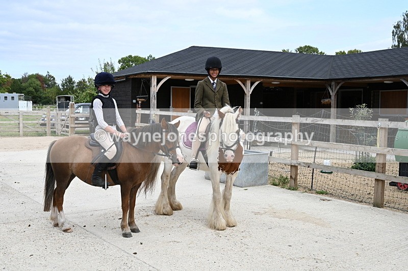 WJ6_3795 - Berks & Bucks - The Old farmhouse - Hound Exercise 20-08-25