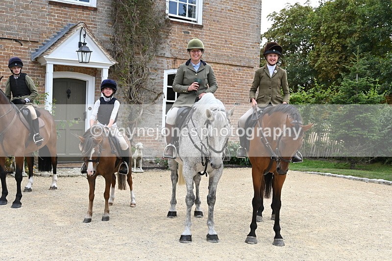 WJ6_3691 - Berks & Bucks - The Old farmhouse - Hound Exercise 20-08-25