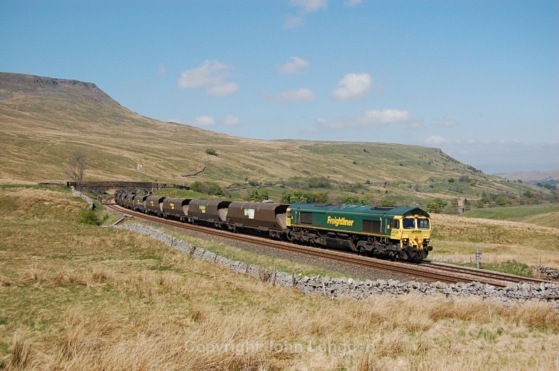 28.4.11 66511 6Z68 Killoch - Drax, Ais Gill - Ais Gill (road bridge southbound)