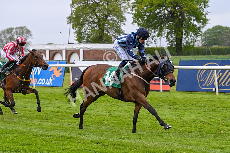 160526-Rcae 8-Run This Way-0230 - Race 8 5.57pm Sky Bet Build A Bet Handicap