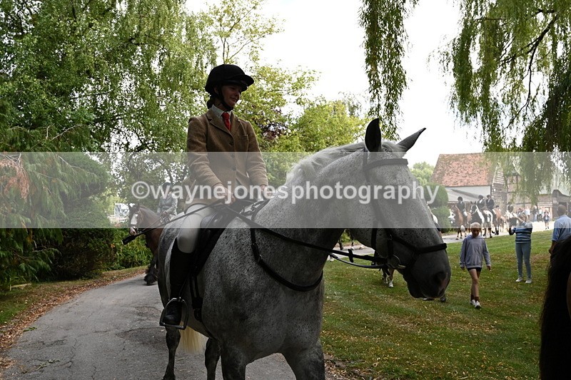 WJ6_3996 - Berks & Bucks - The Old farmhouse - Hound Exercise 20-08-25