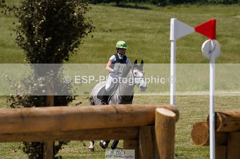 240629X-141458-3142 - 210-Tarka_Abraham-QUEEN_RUBIE