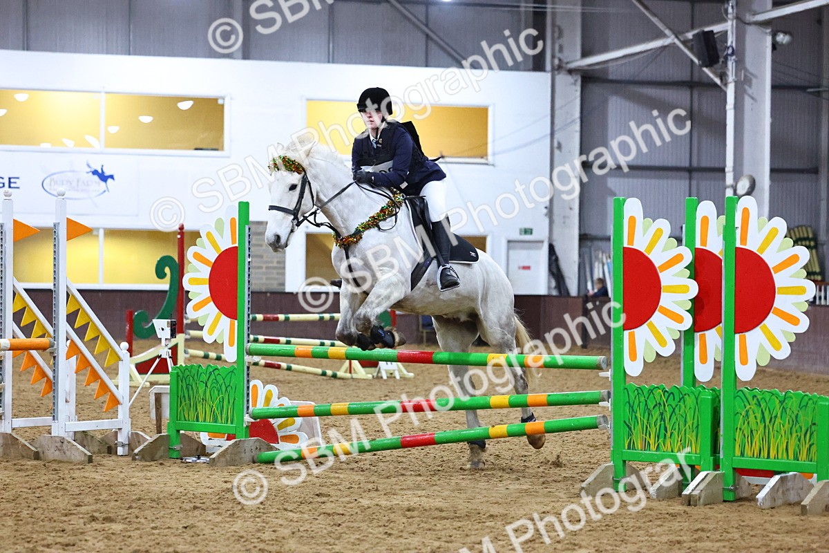 SBM_002875 - Class 6 - Holly & Ivy Stakes - 90cm