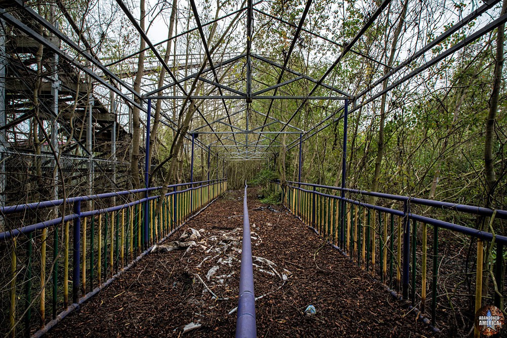 Abandoned Six Flags (New Orleans, LA) | Mega Zeph Ride Line - Six Flags New Orleans