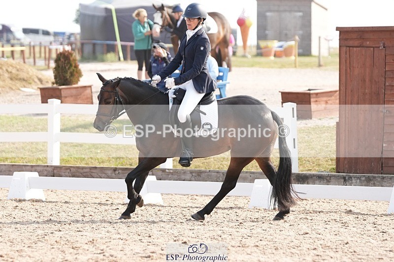 250817-094930-07246 - 090-Sarah.GoddardSaris.Fingers.Crossed